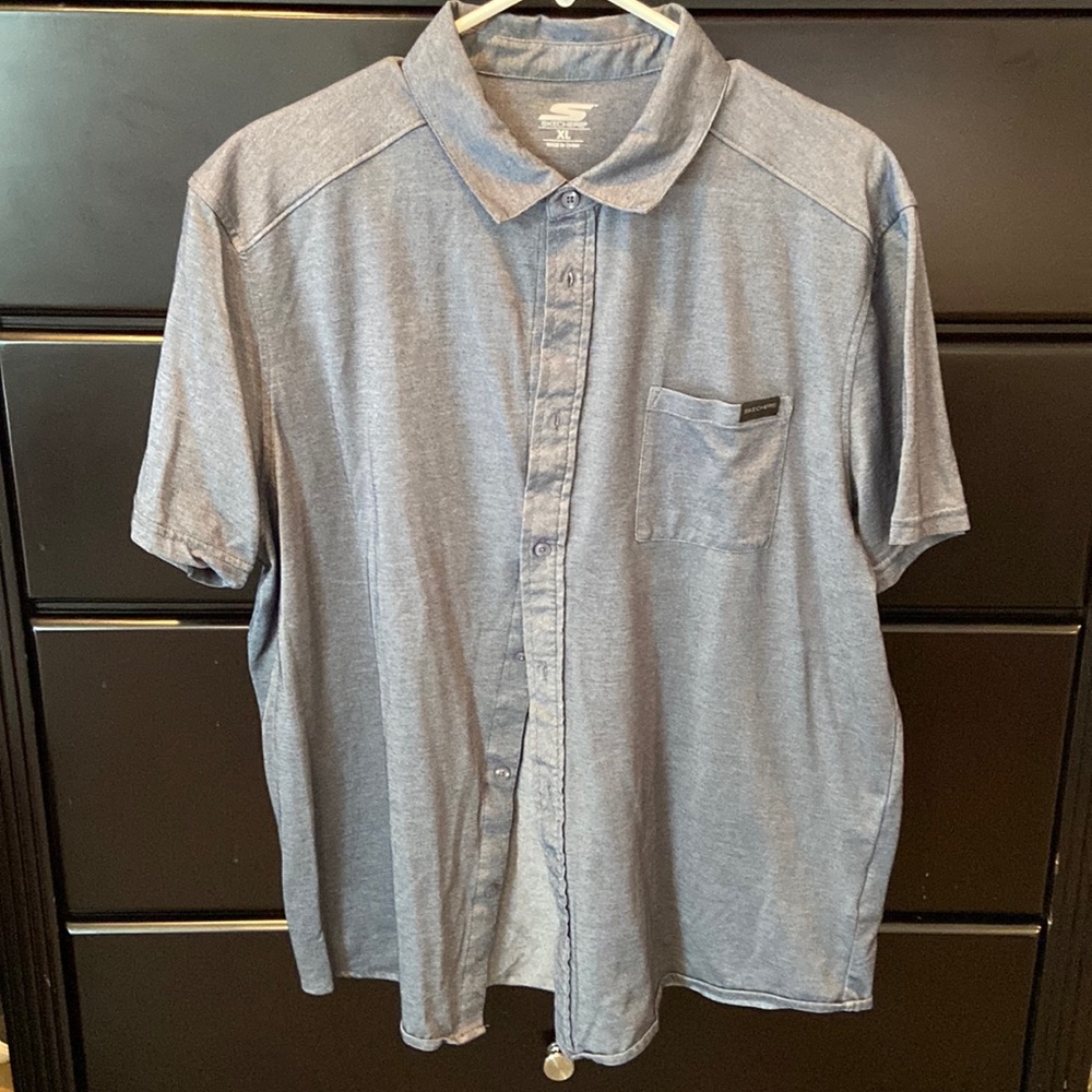 Men’s short sleeve button up shirt with collar and pocket on chest.